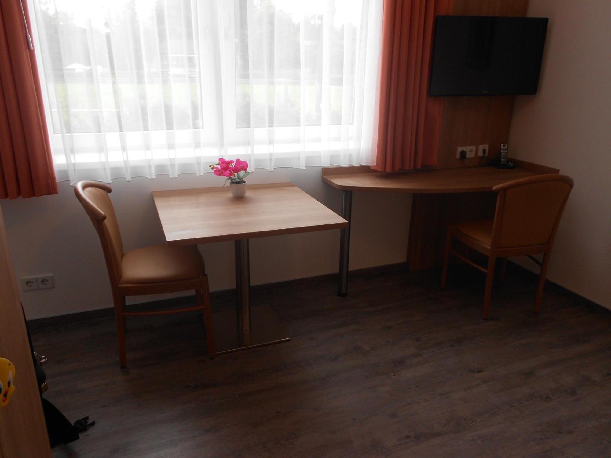 Apartment-Pension Schwalbennest هيرتسوجيناوراخ الغرفة الصورة