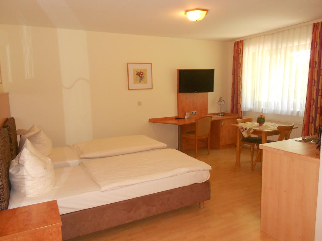 Apartment-Pension Schwalbennest هيرتسوجيناوراخ الغرفة الصورة