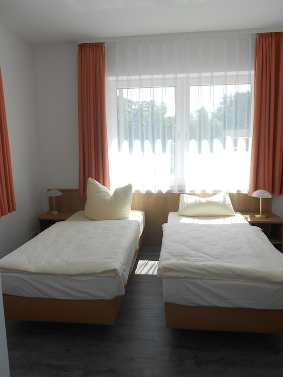 Apartment-Pension Schwalbennest هيرتسوجيناوراخ الغرفة الصورة