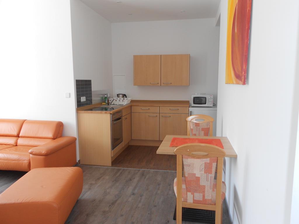 Apartment-Pension Schwalbennest هيرتسوجيناوراخ الغرفة الصورة