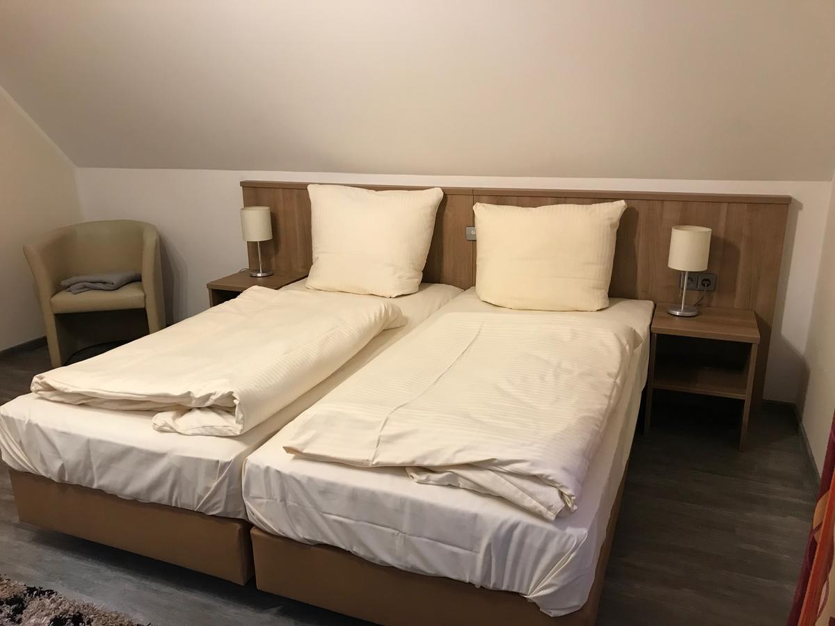 Apartment-Pension Schwalbennest هيرتسوجيناوراخ الغرفة الصورة